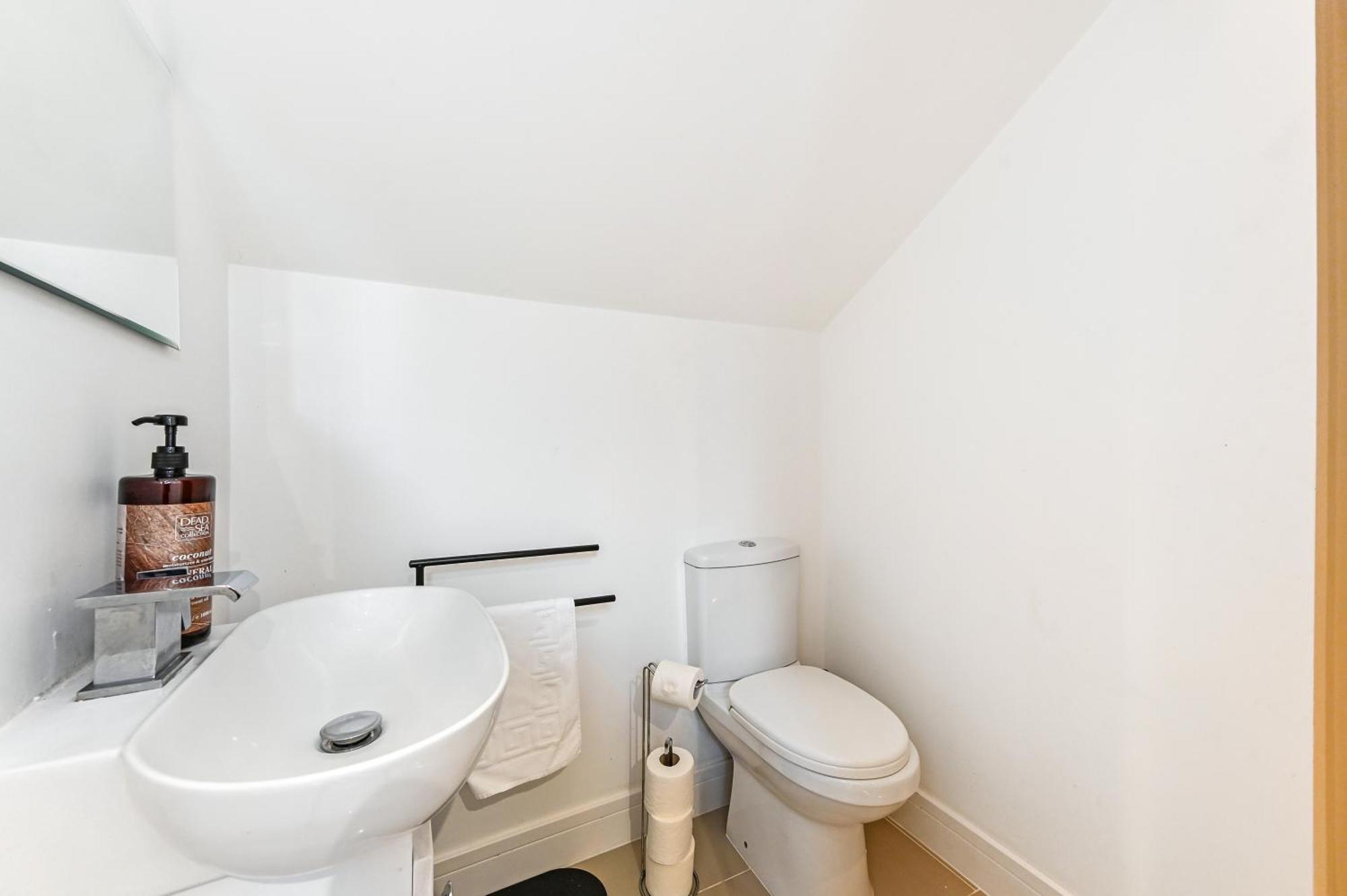 Family 1 Bed Apt Near Cardiff City Centre, Free Parking, Quiet, Secure Neighbourhood 외부 사진