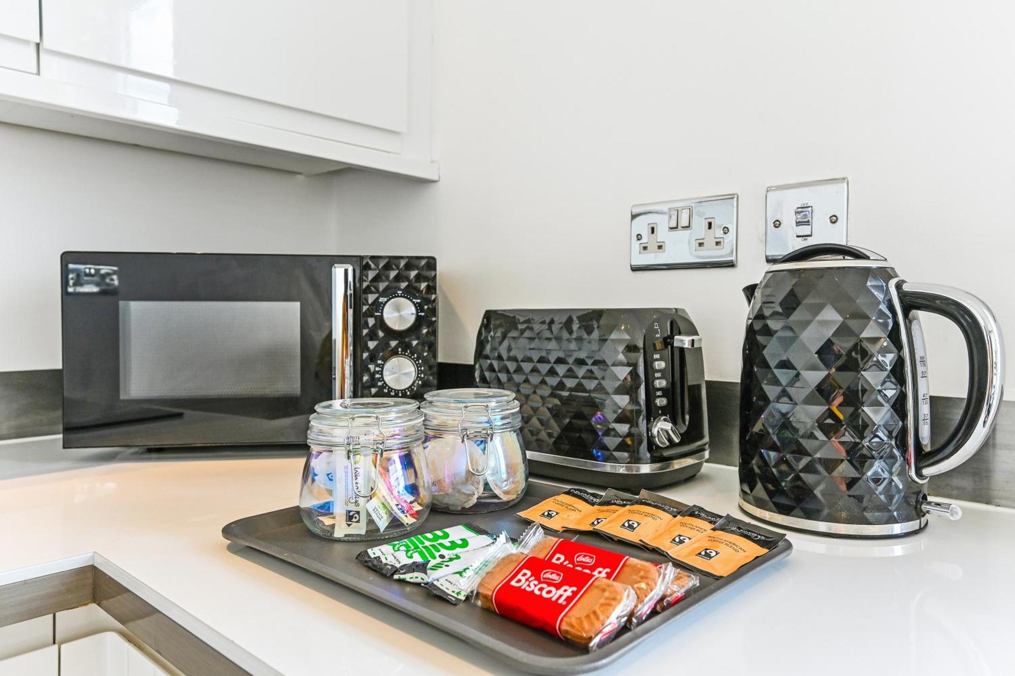 Family 1 Bed Apt Near Cardiff City Centre, Free Parking, Quiet, Secure Neighbourhood 외부 사진