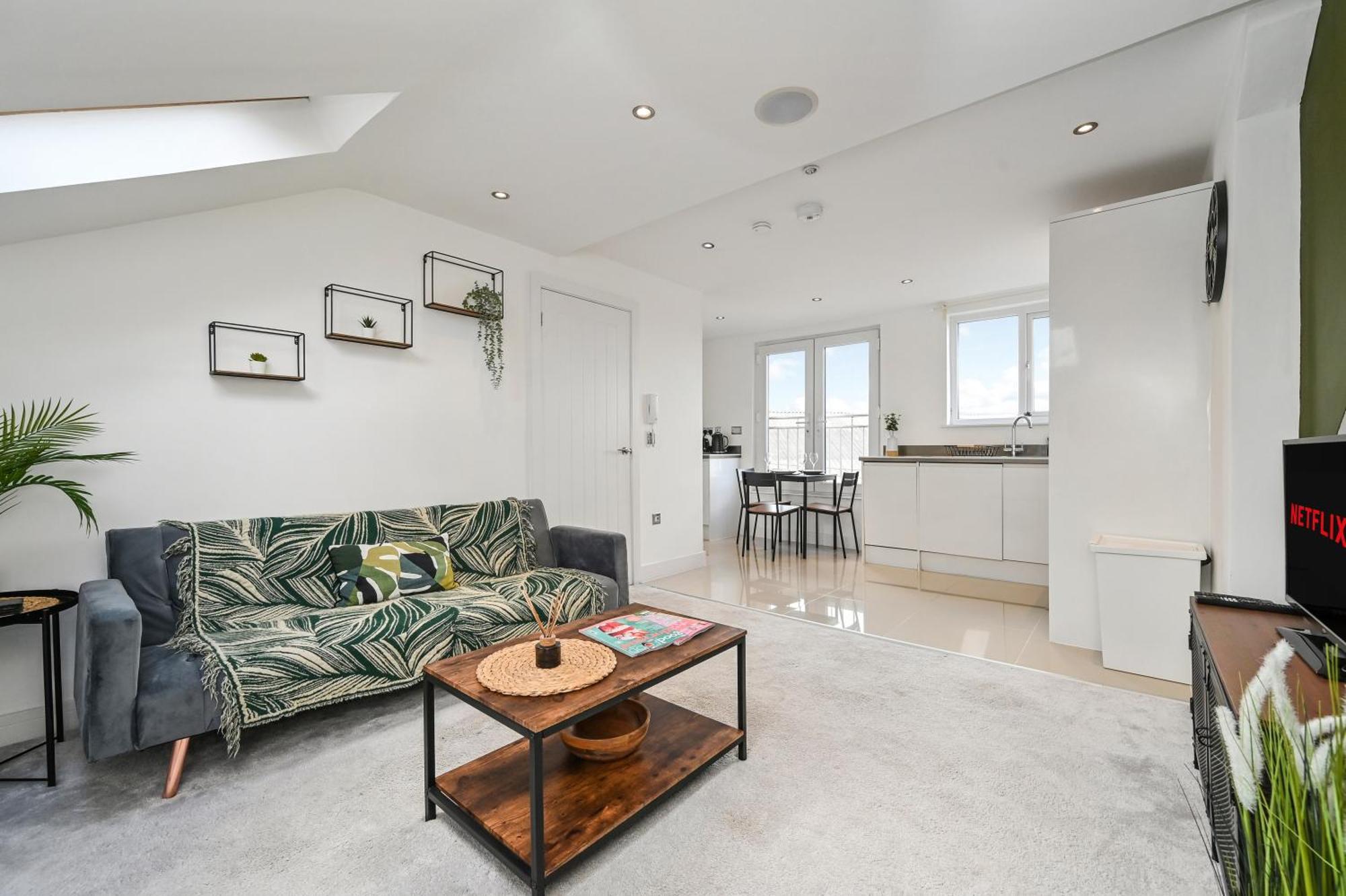 Family 1 Bed Apt Near Cardiff City Centre, Free Parking, Quiet, Secure Neighbourhood 외부 사진
