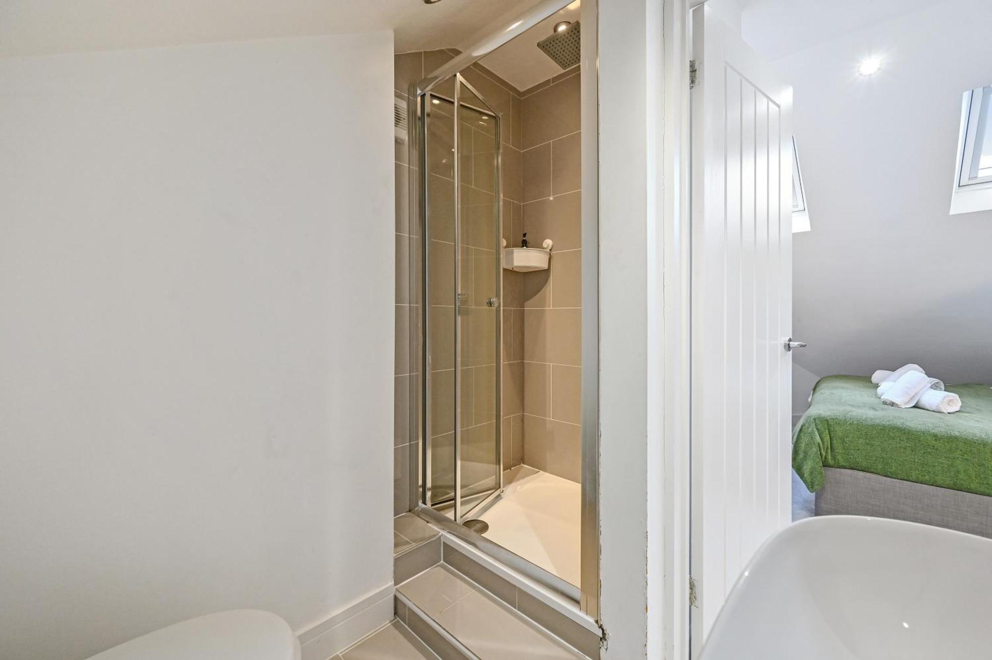 Family 1 Bed Apt Near Cardiff City Centre, Free Parking, Quiet, Secure Neighbourhood 외부 사진