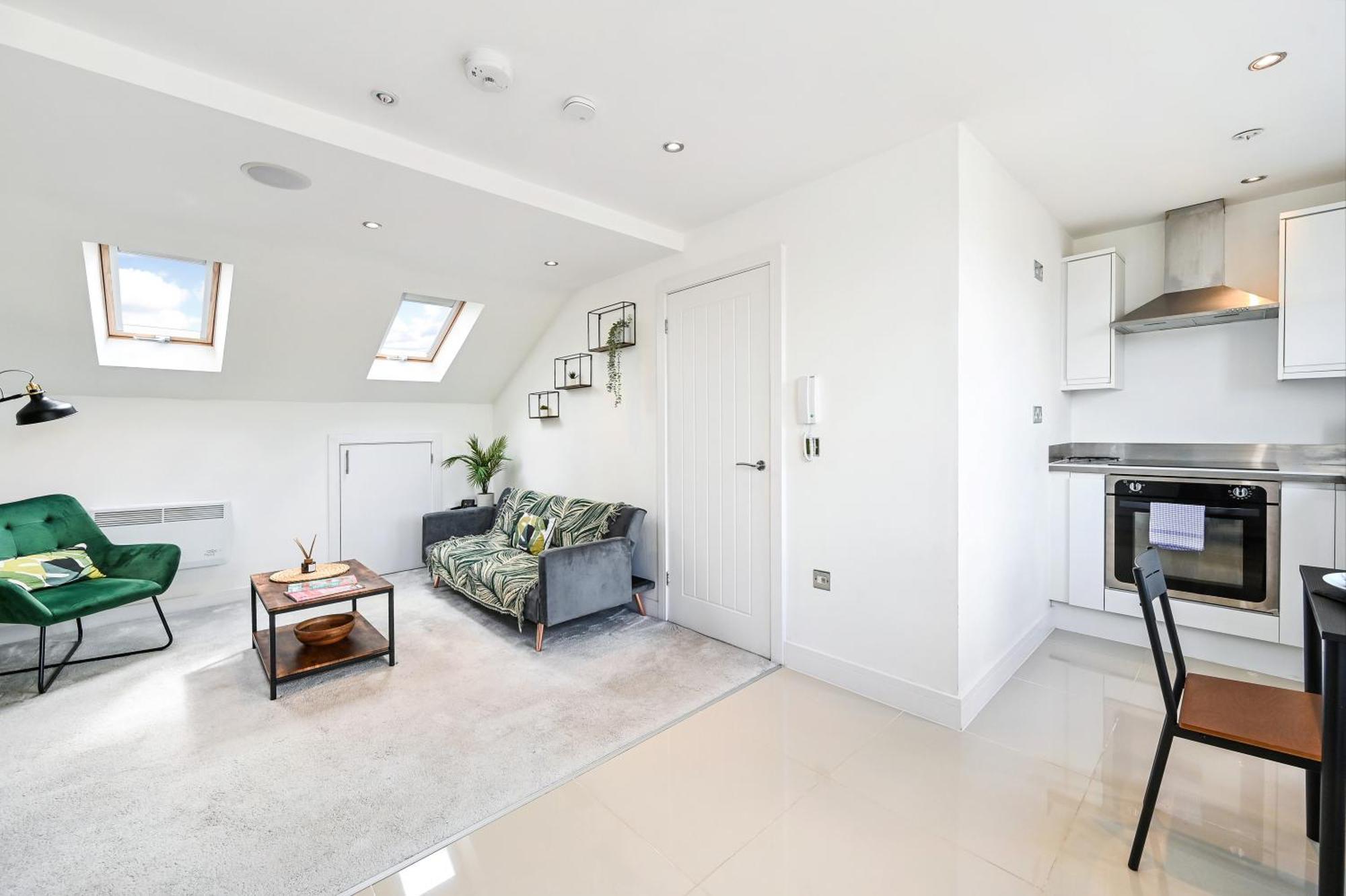 Family 1 Bed Apt Near Cardiff City Centre, Free Parking, Quiet, Secure Neighbourhood 외부 사진