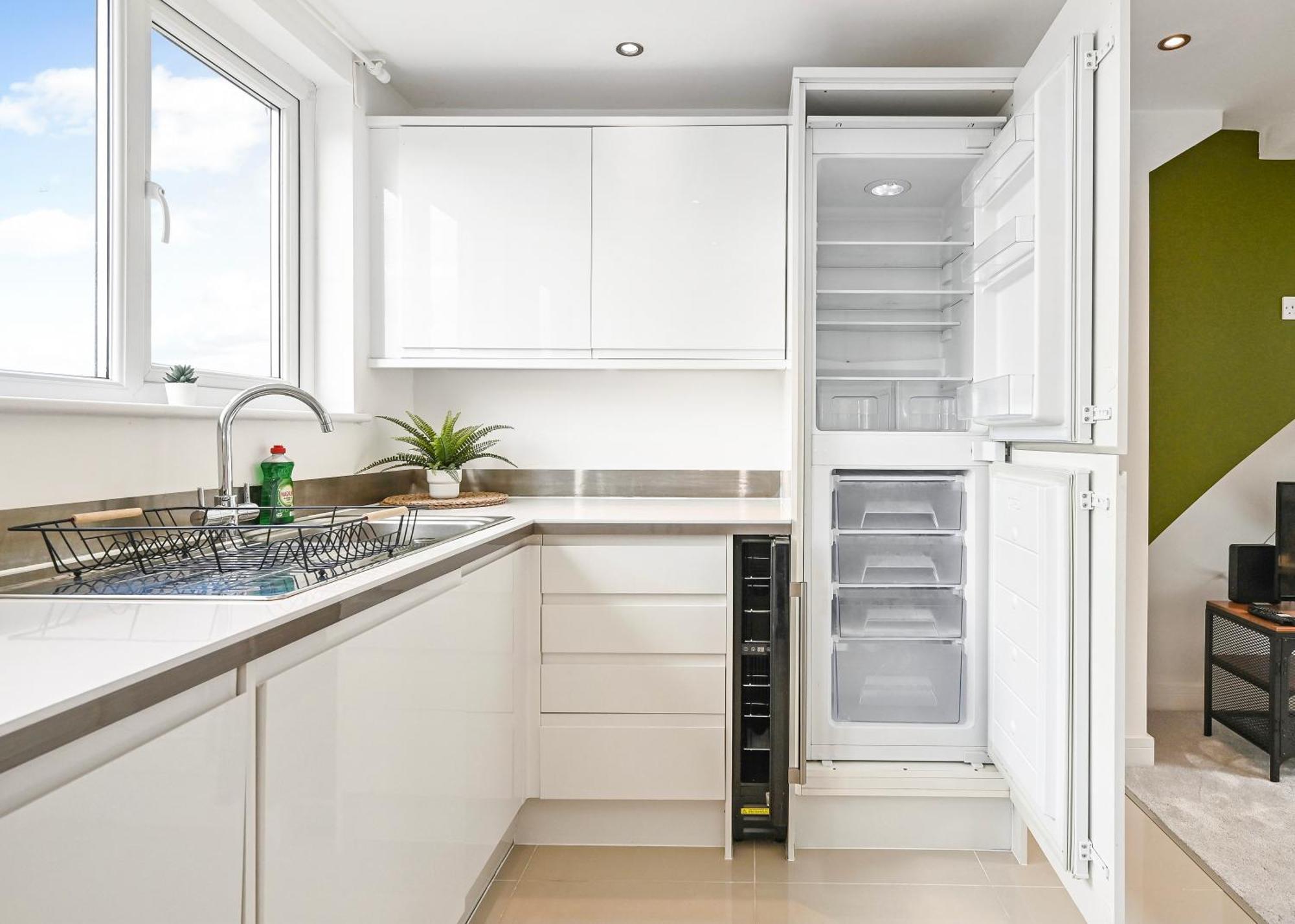 Family 1 Bed Apt Near Cardiff City Centre, Free Parking, Quiet, Secure Neighbourhood 외부 사진